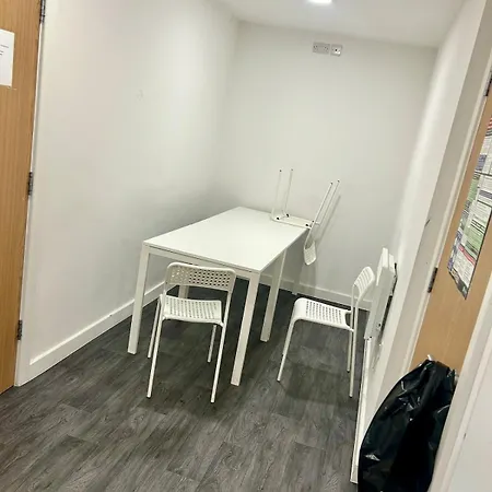 Daire Views Floor - Center Bradford (West Yorkshire)