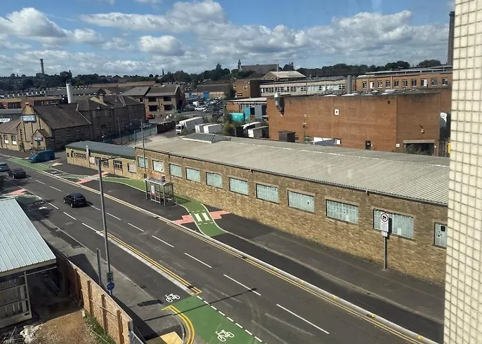 Daire Views Floor - Center Bradford (West Yorkshire)